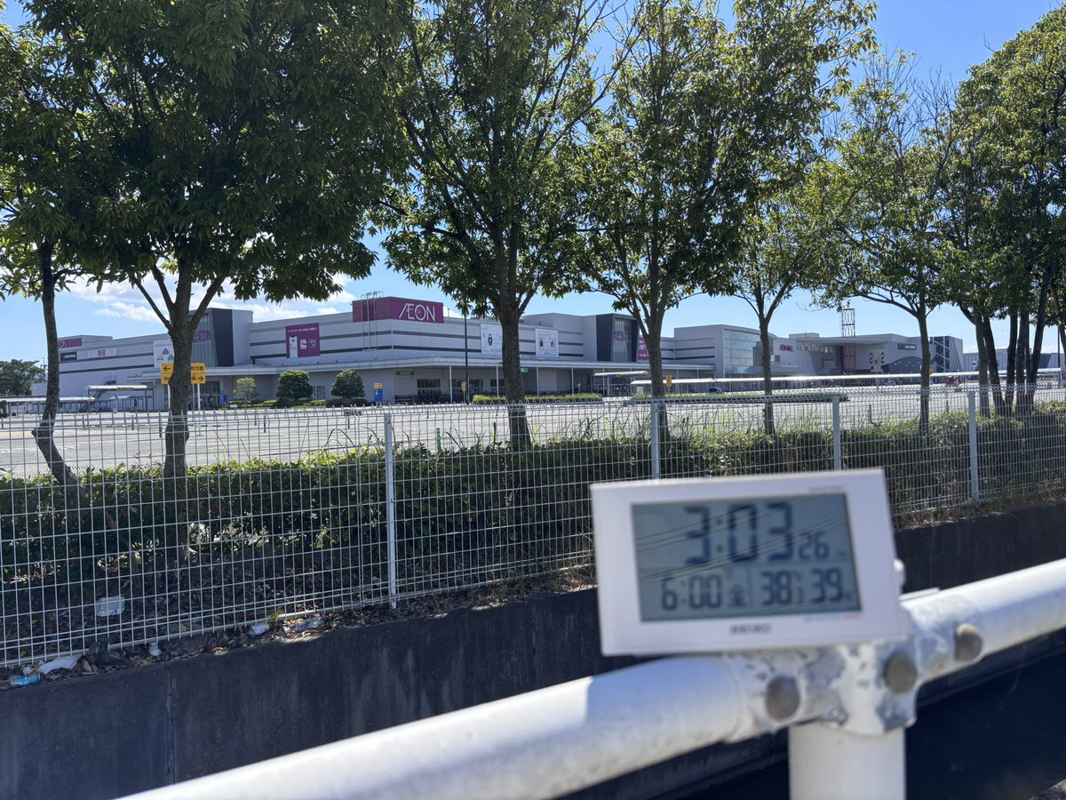 Yukif3nm's tweet photo. イオンモール熊本

正面から見ると一切被害がないように思うほど綺麗な状態です。
今にも中に入って買い物できそうなくらいです。

事故があった反対側、これも実は動画からわかるようにこの巨大な館全体からすると非常に限定されたエリアになります。

反対側の道路の先に数名の報道陣が見えます。
この人たちが連日全国の皆さんを恐怖のどん底に落とすような見せ方をしているように思います。

周辺の店舗は普通に空いておりほぼ日常通りです。

これほど強固な作りです。
本来なら防災拠点として熊本地震のサポートに全力を尽くされていたでしょう。

恐怖を煽り、半ばエンタメのような報道を過剰にやり続けるマスコミに違和感を感じるのは私だけではないでしょう。

#イオンモール熊本　#クレア　#マスコミ　#報道　#イオンありがとう　#熊本地震