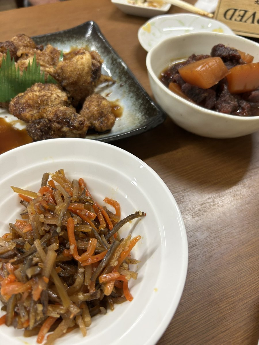 seisyokyo99's tweet photo. 澤関西句会の懇親会は、大分の友人に紹介された、うどん屋で。

憧れの店で、ようやく飲めました。

締めは熱い鍋焼きうどんをつつきます。 https://t.co/AfikTmISPL