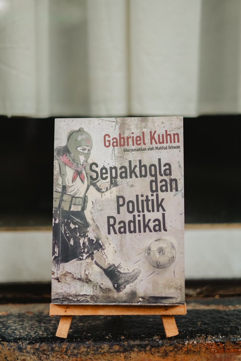 Mah_Hwan's tweet photo. Rupanya beneran tebal. Hampir limaratusan hlm. Makanya dulu bikin bahu keju pas nerjemahinnya. 

Katanya baru saja turun cetak. 

Cc: @marjinkiri https://t.co/p9o8Ceottt