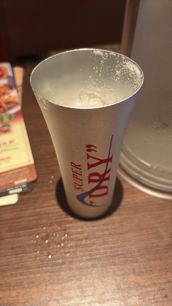 koshinozero's tweet photo. 大戸屋の生ビールのグラス変わったなぁ。絶対量減ってると思うし、ビールはこの入れ物じゃないんだよなぁ。ちょっとショック。。。 https://t.co/bsHs4H6aGD
