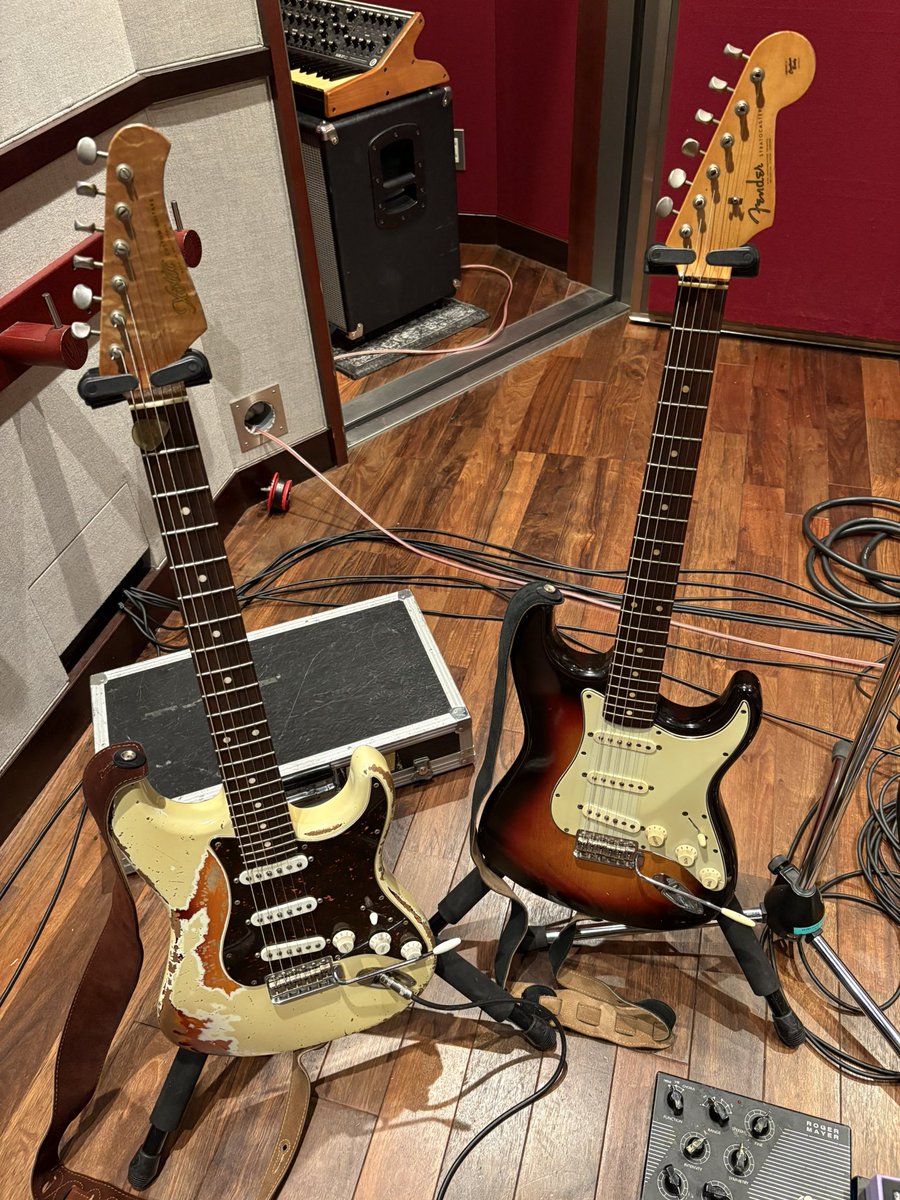 ryoowatari's tweet photo. 今日も、とあるRecです〜🔥
#stratocaster
さて、どっち使おうかな?🤔
Recording session today! 🔥
#stratocaster
Now, which one should I use?
#DoAsInfinity #ryoowatari
#大渡亮
#5minutespedallab
#pedals #effector #guitar #xotic
#xoticguitars #DR #titefit
#kes #kip001 https://t.co/pXEYiAUOBF