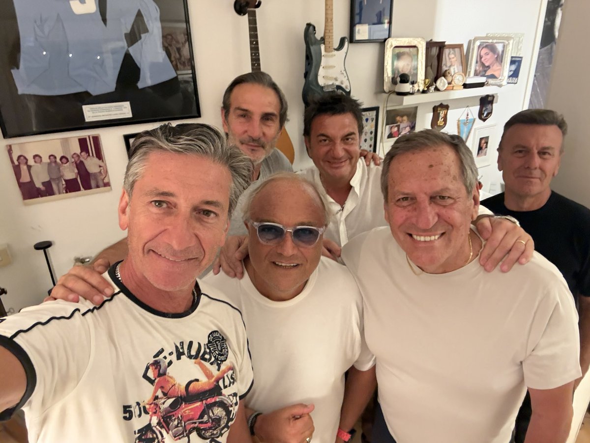 Stefano_Pantano's tweet photo. Gruppo di laziali in un interno…(semicit.) sullo sfondo #longjohn … @AGregucci @ToniMalco @PinoCapua #ottavio #robertofederici 🦅 https://t.co/nd99KKxxJn
