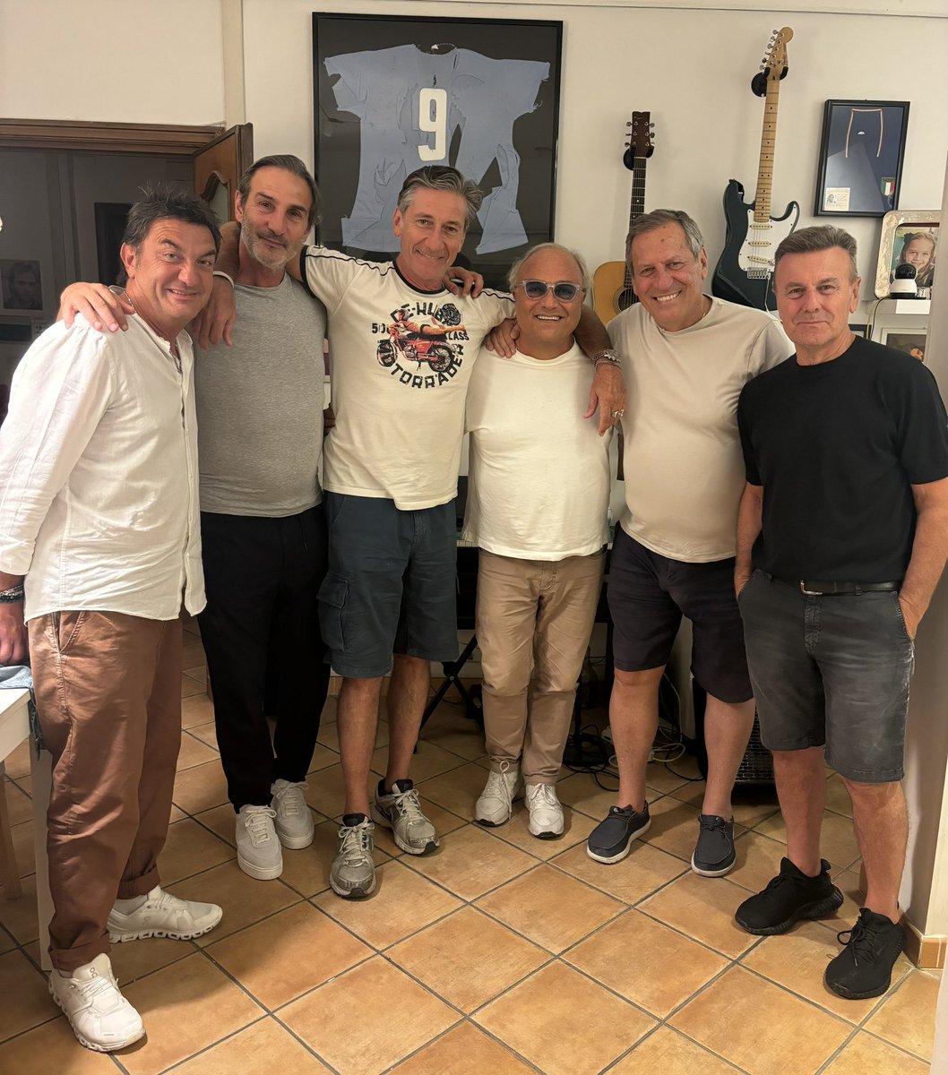 Stefano_Pantano's tweet photo. Gruppo di laziali in un interno…(semicit.) sullo sfondo #longjohn … @AGregucci @ToniMalco @PinoCapua #ottavio #robertofederici 🦅 https://t.co/nd99KKxxJn