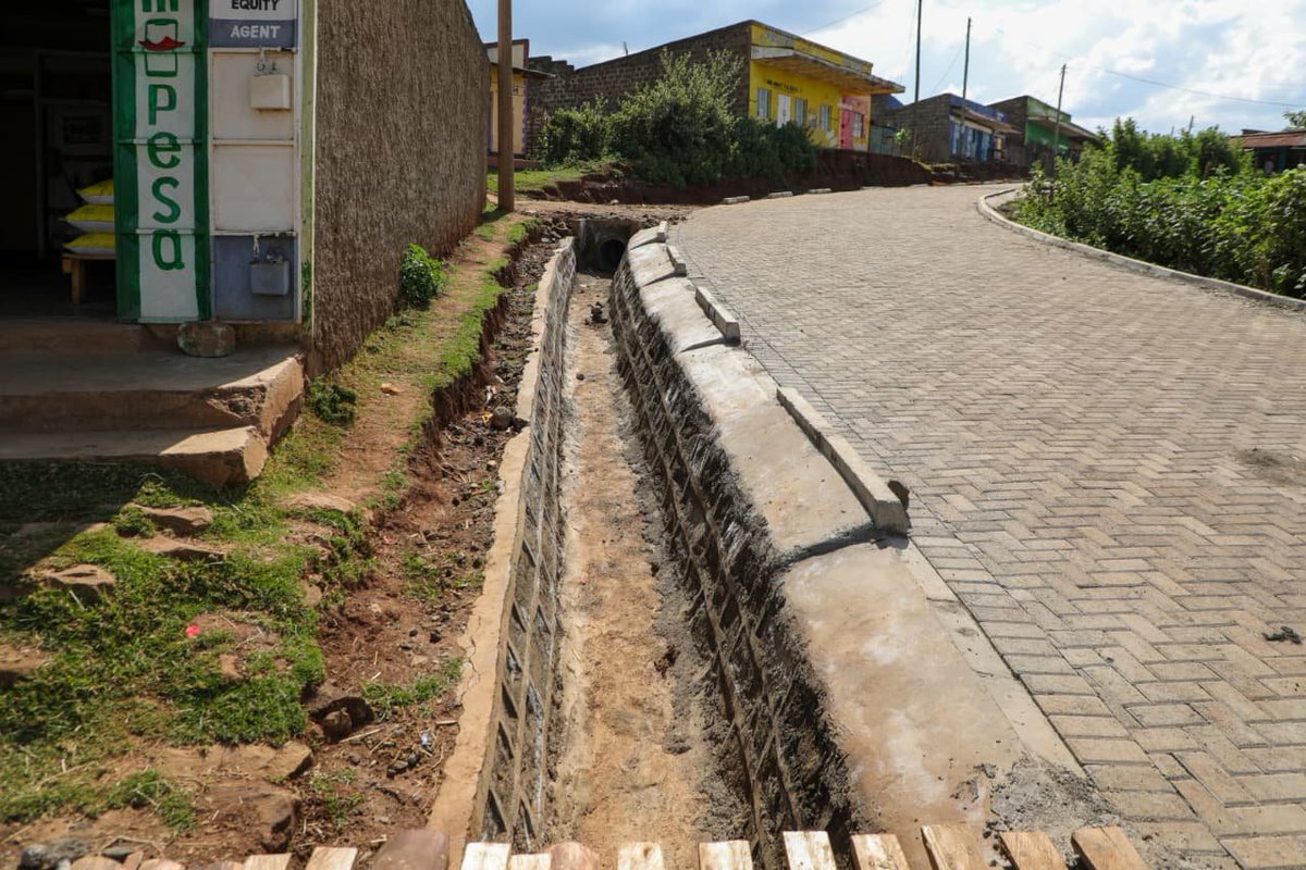 MohaaHassa6560's tweet photo. Gov @susankihika continues to transform Nakuru. The completed cabro paving at Turi Centre in Turi Ward has improved accessibility, boosted the business environment, and given the trading centre a modern look. Another promise delivered.
#FocusedOnServiceDelivery https://t.co/lYmsN76CNh