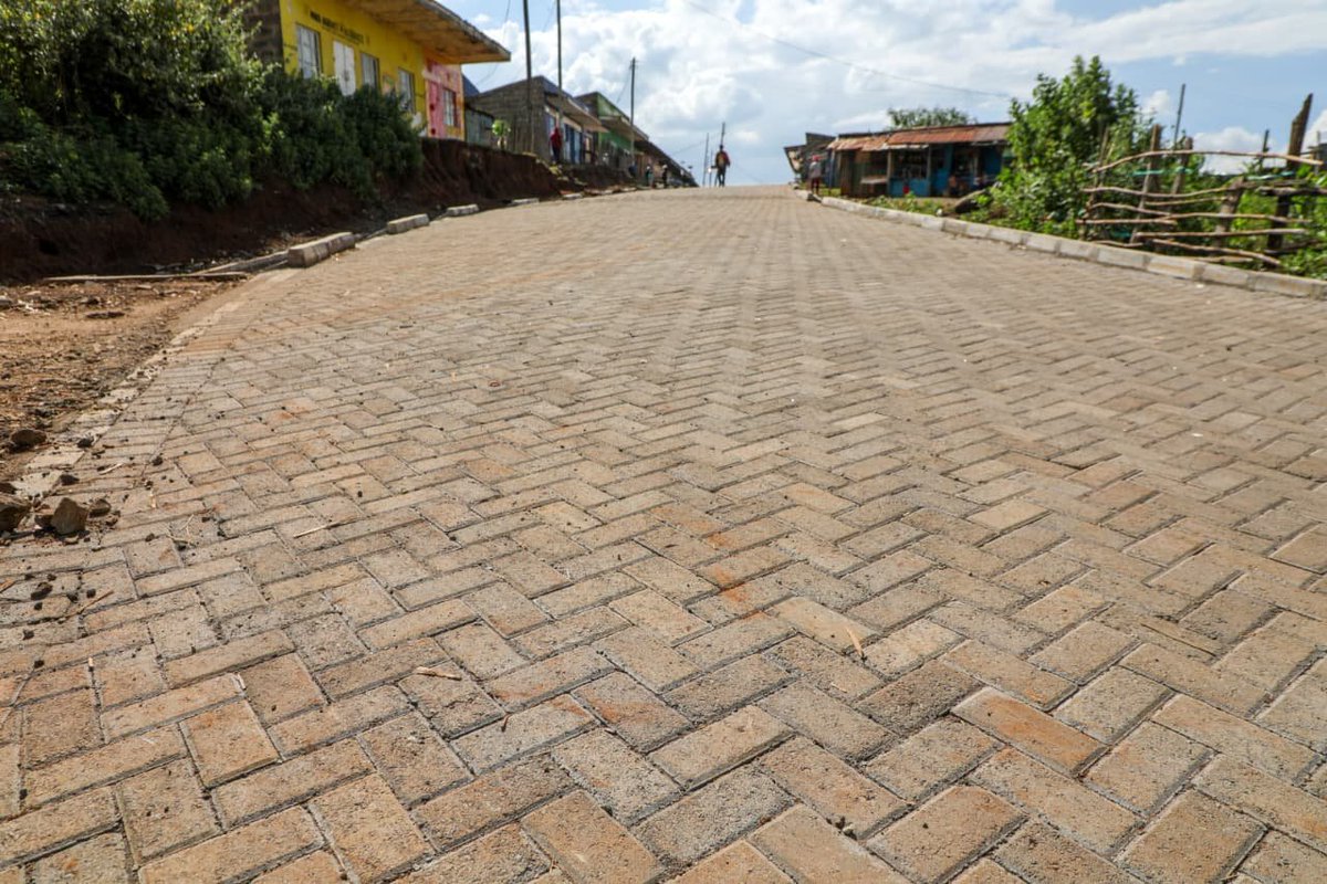MohaaHassa6560's tweet photo. Gov @susankihika continues to transform Nakuru. The completed cabro paving at Turi Centre in Turi Ward has improved accessibility, boosted the business environment, and given the trading centre a modern look. Another promise delivered.
#FocusedOnServiceDelivery https://t.co/lYmsN76CNh