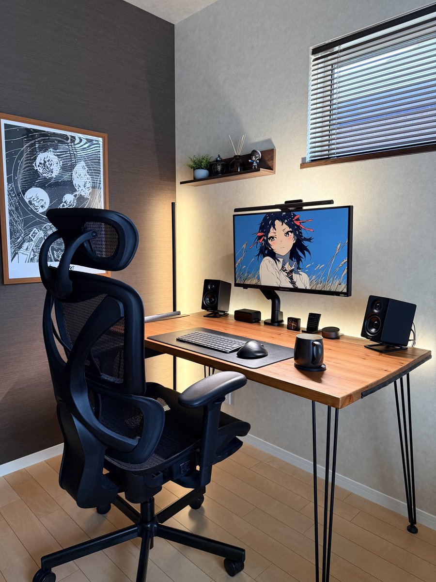 tmsy_69's tweet photo. COFO無重力モニターアームProの支柱の位置を真ん中に変えて、いつものセッティングにしてみました。

左右のスピーカー周りに余白ができてスッキリ✨
モニター下のごちゃつき感が少し気になるけど、なかなかいい感じにできたのでは😆

#desksetup #COFO https://t.co/9HJ5tUD6Ux