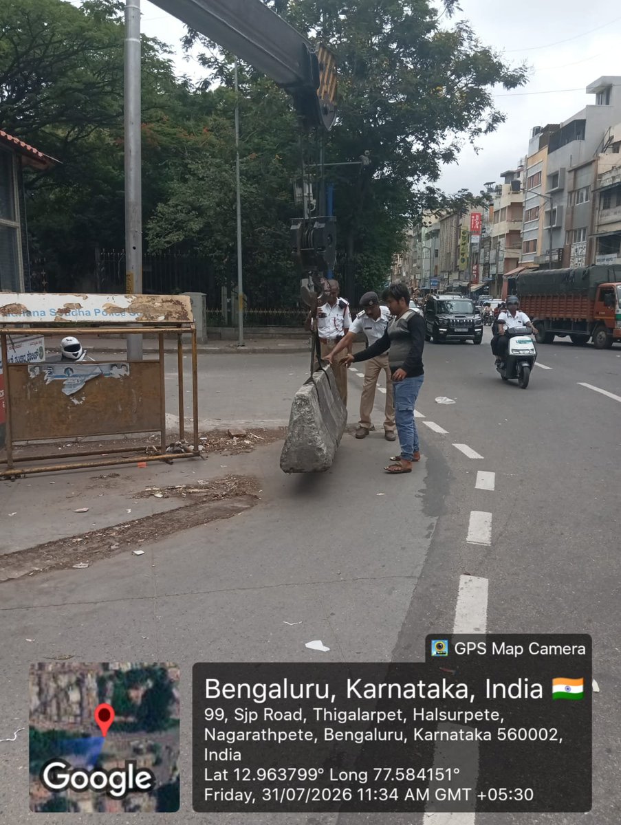 Hgatetrps's tweet photo. ದಿನಾಂಕ 30.07.2026 ರಂದು ಎಸ್. ಜೆ. ಪಿ ಜಂಕ್ಷನ್ ರಸ್ತೆಯಲ್ಲಿನ  ಡಿವೈಡ್ ರ್ ಅಸ್ತವ್ಯಸ್ತ ಗೊಂಡಿದ್ದು,ಅದನ್ನು ಸರಿಪಡಿಸಿ ಸಾರ್ವಜನಿಕರ ಸುಗಮ ಸಂಚಾರಕ್ಕೆ ಅನುಕೂಲ ಮಾಡಿಕೊಡಲಾಯಿತು. https://t.co/TxFQRbnNox