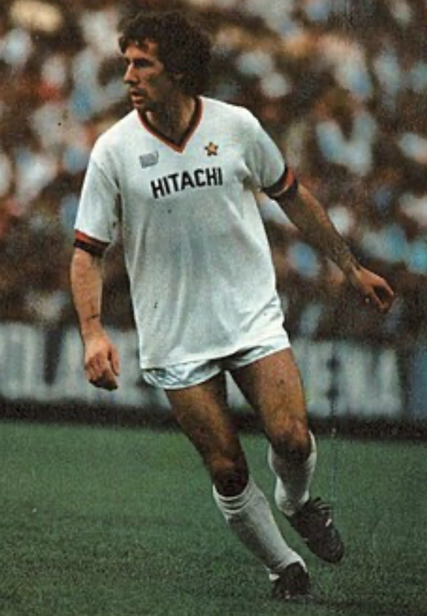 Aldito11's tweet photo. Qui avevi 22 anni, ed era la tua prima stagione da capitano del #Milan. L’hai sempre indossata non come un impegno quella fascia,ma con onore e rispetto, era una tua appendice naturale. Non amavi molto le parole, la tua vita erano i fatti, il campo, dove sei stato un imperatore. https://t.co/dFr6MmrMkC