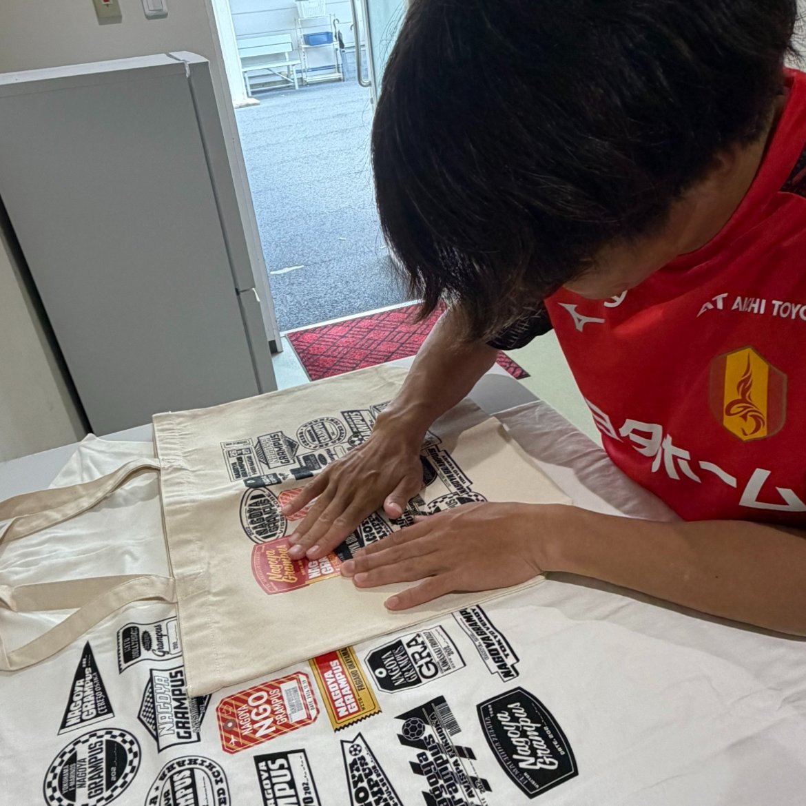 nge_official's tweet photo. ／
２０２６／２７シーズン新企画！
「GRAMPUS STICKER HUNT！」
グッズ販売のお知らせ📢
＼

２０２６／２７シーズンのリーグ戦における、HOME・AWAY全試合の開催日・対戦クラブ名をオリジナルステッカーにした「GRAMPUS STICKER HUNT！」の展開を開始いたします❗Tシャツやトートバッグに貼ることのできる特殊仕様のステッカーなので、楽しみ方は無限大🎵

新シーズンは試合観戦と共に、「自分だけのオリジナルグッズ」をお楽しみください🙌

企画の詳細🔻
https://t.co/0RtKI1ULpB

#grampus #グランパス #ステッカーハント #ステハン