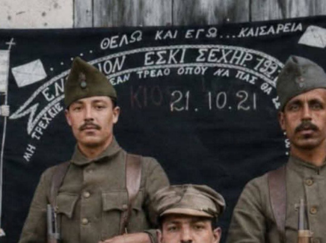 TarihteOan's tweet photo. 1921 Eskişehir; Anadolu'daki işgalci Yunan askerleri, hatıra fotoğrafı çektirirken...  

Arkadaki panoda Mustafa Kemal için "Nerede olursan ol seni yakalayacağız yazıyor." https://t.co/nY9L5jF6nq