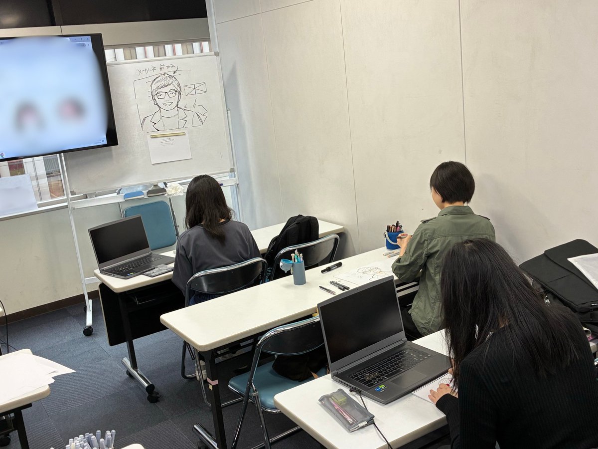 humansapporo's tweet photo. こんにちは！e-sportsカレッジ担任です🎮
 
今日はマンガイラストカレッジの「似顔絵描き練習」にお邪魔してきました🎨
短い時間でパッと特徴を捉えてデッサンするのは、まさに至難の業…！学生たちの集中力、さすがです👀💡 
実は昨年、私も練習のモデルになったのでとても懐かしい気持ちになりました☺️

マンガイラストカレッジのみんな、今年も頑張れ〜！🔥👊