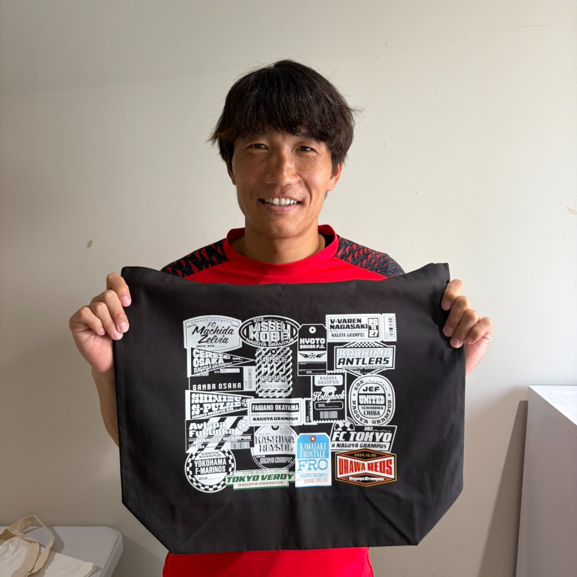nge_official's tweet photo. ／
２０２６／２７シーズン新企画！
「GRAMPUS STICKER HUNT！」
グッズ販売のお知らせ📢
＼

２０２６／２７シーズンのリーグ戦における、HOME・AWAY全試合の開催日・対戦クラブ名をオリジナルステッカーにした「GRAMPUS STICKER HUNT！」の展開を開始いたします❗Tシャツやトートバッグに貼ることのできる特殊仕様のステッカーなので、楽しみ方は無限大🎵

新シーズンは試合観戦と共に、「自分だけのオリジナルグッズ」をお楽しみください🙌

企画の詳細🔻
https://t.co/0RtKI1ULpB

#grampus #グランパス #ステッカーハント #ステハン