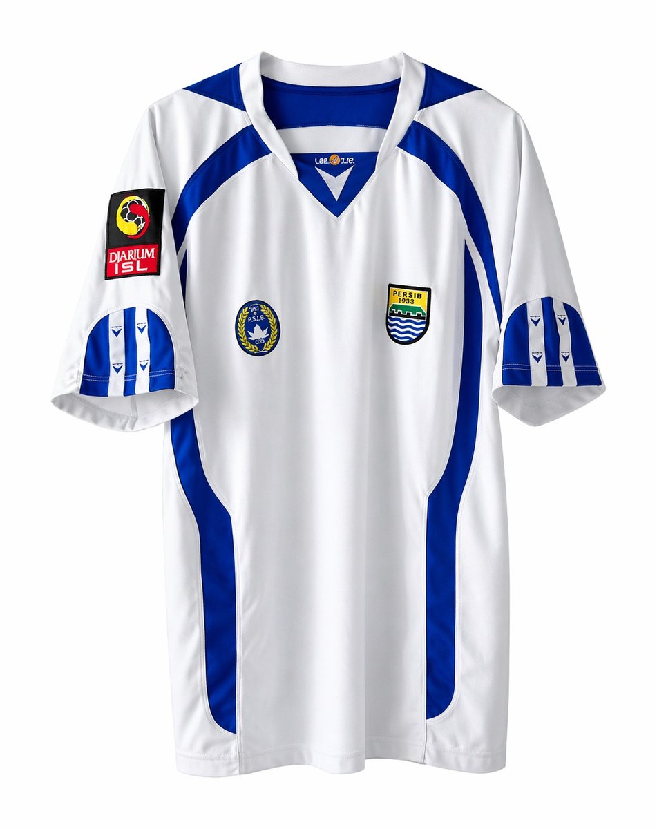 Persibpedia_'s tweet photo. Jersey Persib 2008 memang timeless dan terungkap susahnya menjahit jersey ini.

"2008 lebih gila lagi desainnya. Teman-teman kalau di medsos kita udah nanya 'kapan dong 2008?' gitu. 2008 luar biasa, lebih susah lagi bikinnya. Makanya penjahit kami itu sudah puluhan tahun sebenarnya. Jadi udah terbiasa.

"Jadi penjahit zaman dulu itu untuk secara skill tuh lebih hebat dibandingin sekarang sebenarnya. Ini juga kan? Kayak gini..

"Mungkin kalau penjahit zaman sekarang nyerah. Desainnya juga sublim aja deh gitu. Kalau penjahit zaman dulu bener-bener disambung aja dan itu rapi banget. Dan itu kekuatan.