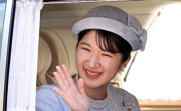 i_love_reiwa's tweet photo. 愛子様と麻生太郎の姪

歴然の差だね https://t.co/wU3DaH5hdw