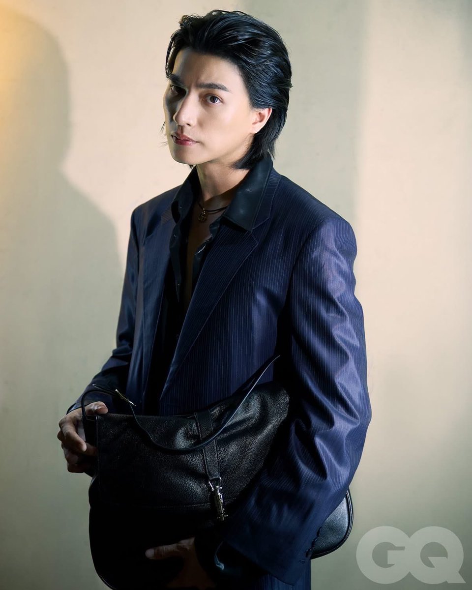 GQThailand's tweet photo. พบกับ กลัฟ-คณาวุฒิ ไตรพิพัฒนพงษ์ พระเอกแถวหน้าและแบรนด์แอมบาสเดอร์ ที่ชีวิตเปรียบเสมือนเกมฟุตบอล บนปก GQ Thailand ฉบับเดือนสิงหาคม
.
กลัฟ - คณาวุฒิ สวมเครื่องแต่งกายทั้งหมดจากกุชชี่ (Gucci)
.
ช่างภาพ: พัชคุณ ชมชัดรัชมงคล
สไตลิสต์: Pop Kampol

#GQThailandxGulfxGucci
#Gucci #GulfKanawut
#GQThailand @gulfkanawut 
#Sponsored