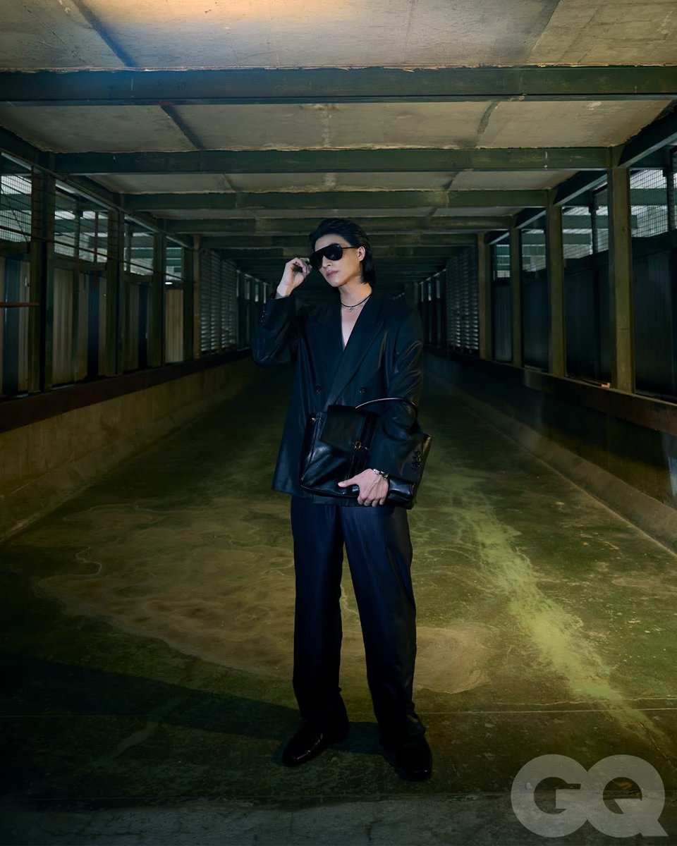 GQThailand's tweet photo. พบกับ กลัฟ-คณาวุฒิ ไตรพิพัฒนพงษ์ พระเอกแถวหน้าและแบรนด์แอมบาสเดอร์ ที่ชีวิตเปรียบเสมือนเกมฟุตบอล บนปก GQ Thailand ฉบับเดือนสิงหาคม
.
กลัฟ - คณาวุฒิ สวมเครื่องแต่งกายทั้งหมดจากกุชชี่ (Gucci)
.
ช่างภาพ: พัชคุณ ชมชัดรัชมงคล
สไตลิสต์: Pop Kampol

#GQThailandxGulfxGucci
#Gucci #GulfKanawut
#GQThailand @gulfkanawut 
#Sponsored