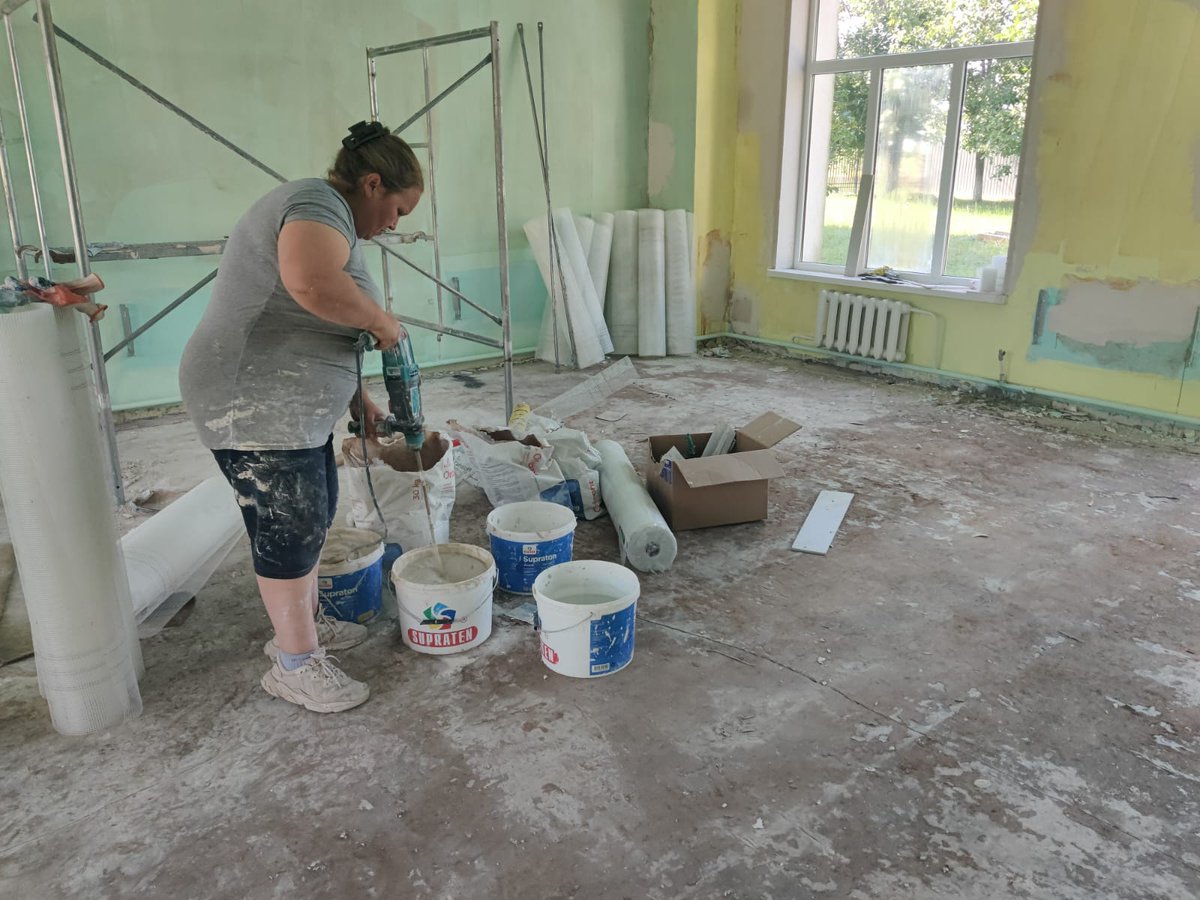 EUinMoldova's tweet photo. 🛠️ Bare walls, dismantled floors, new pipes and lots of dust. This is how the future nursery space at Kindergarten No. 2 “Spiriduș” in Cantemir looks today. After three years of being unused, the space is now being renovated with EU support.

🏗️ Within two months, the renovation will be completed, transforming the rooms into a safe and comfortable space for children, with modern facilities, furniture and equipment adapted to their needs.

👨‍👩‍👧 Parents in Cantemir are looking forward to the opening of the nursery. Currently, 15 families with children under three years old are facing challenges due to the lack of childcare options.

🇪🇺 With EU support in Moldova, 22 nurseries and 2 day centres will be created.