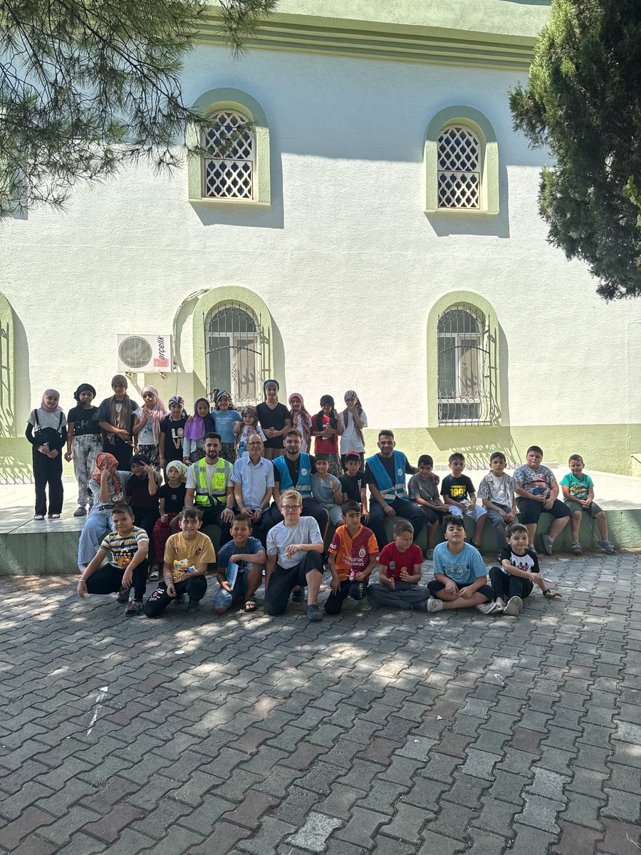 edremit_ak's tweet photo. **Darsofa Mahallesi’nde Çocuklarımızın Yüzünü Güldürdük **

Teşkilat Başkanımız Süleyman Türkeri, ve Yerel Yönetimler Başkanımız Furkan Eroğlu ile birlikte Darsofa Mahallesi Darsofa Camii’nde Kur’an kursuna devam eden çocuklarımıza dondurma ikram ettik. https://t.co/yemw902TRr