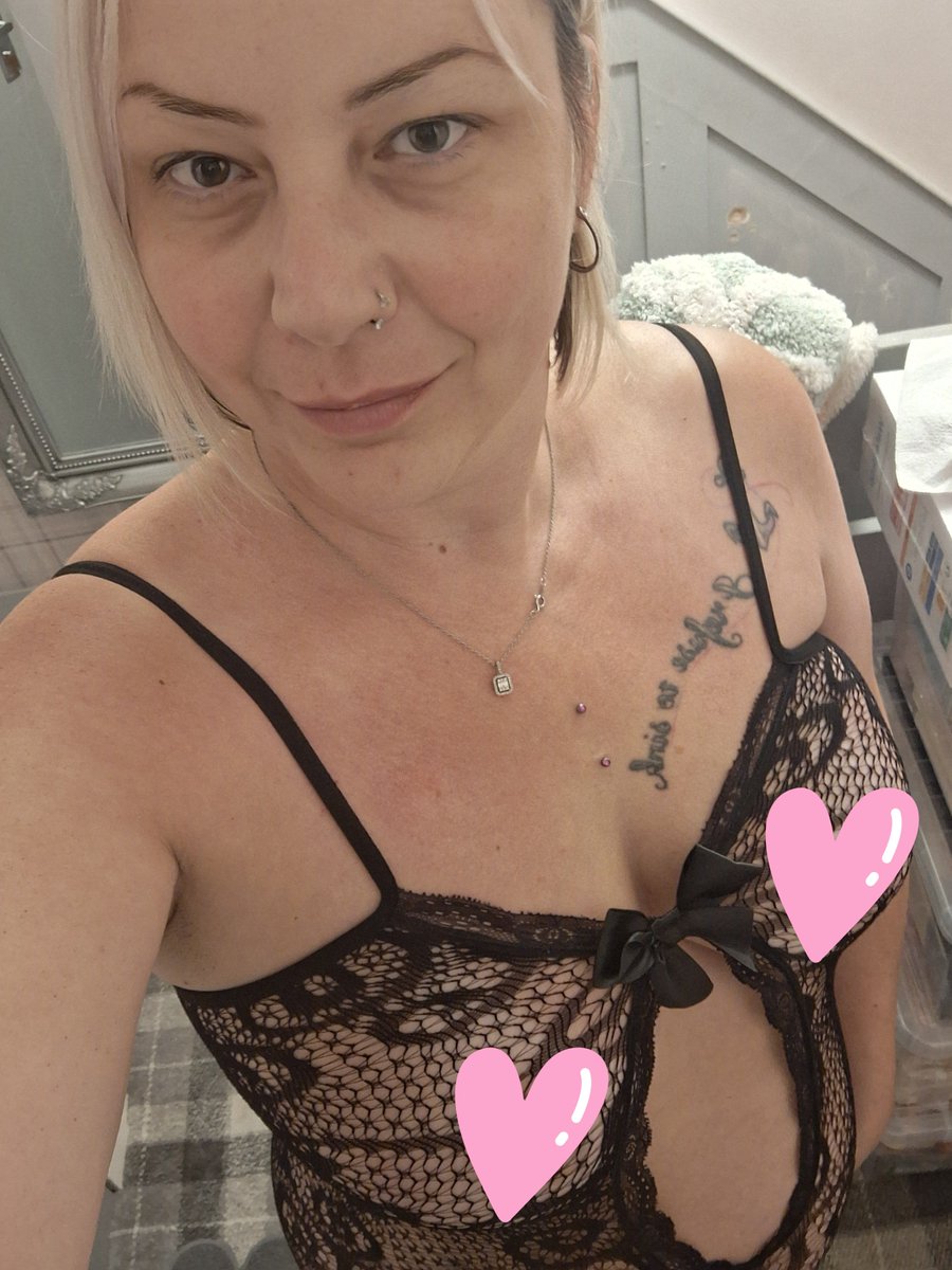 Kelly6550541747's tweet photo. A little photo shoot last night heres a sneak peek
No make up no filter just me as always ... https://t.co/FKUhQssRCr