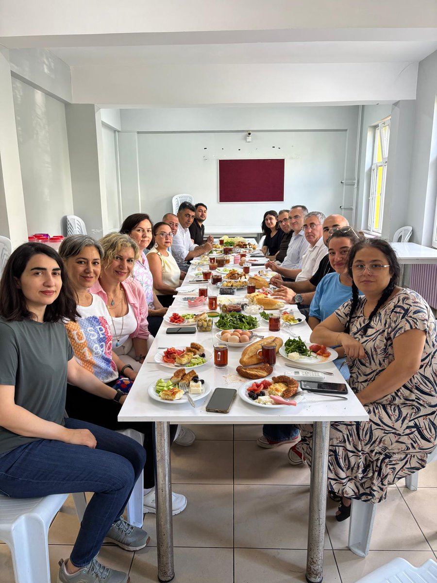 AtasehirRam's tweet photo. Ataşehir İlçe MEM Şube Müdürleri Sayın Kadir BAYCAN, Kadir YILANCI, Muhammed TOKLAR ve İbrahim Ozan ile birlikte kahvaltıda buluştuk🌼 ☕✨

@tcmeb @istanbulilmem @MucahitYentur @EnginBoyraz18
@AtasehirMEM  @iyildirim58 @snakerkadir @akaracan1975 https://t.co/rpbJR47ajX