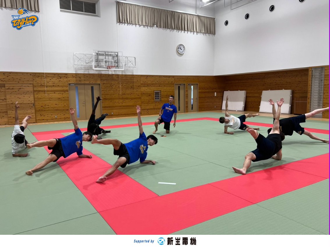 tryhoop_okayama's tweet photo. 📢クラブ活動報告📢

今週のトップチームの練習に、#トライフープ岡山U15、U18の #岡山学芸館高等学校 、U22の #環太平洋大学 の選手が参加しました。

各カテゴリー体格差などがありますが、想いを一緒に熱くバスケットボールに取り組みました。

引き続き切磋琢磨し合い、各カテゴリーの目標に向かい取り組んでまいります。

#トライフープ岡山 #Bリーグ #Bワン
