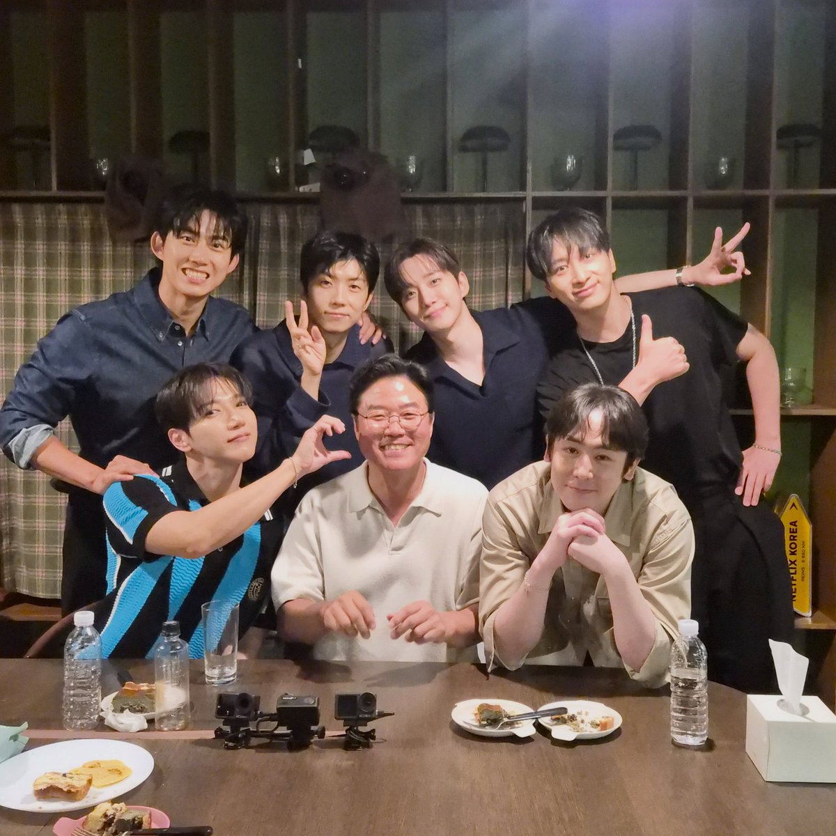 Sshana2's tweet photo. 2pm and na pd that’s my family 😭 https://t.co/cOJdi7iw6X