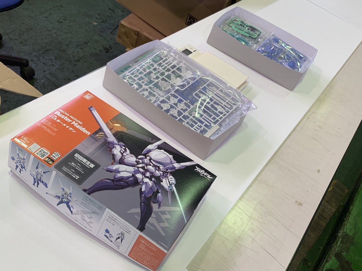 cavico_models's tweet photo. バスターメイデンのパッケージ作業を進めています。それにしてもすごい量です。全く終わりが見えませんが、順調に行けば来週末頃には店頭に並ぶことになると思います。もう少しだけお待ちください。＃キャビコ ＃バスターメイデン https://t.co/IMzAni14wK