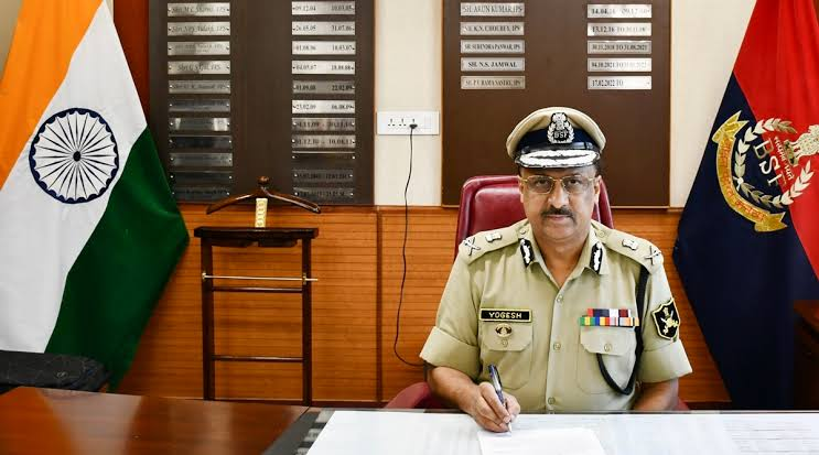 OrissaPOSTLive's tweet photo. Director General of Police (DGP) YB Khurania Friday chaired a high-level review meeting to assess security arrangements for President Droupadi Murmu’s Odisha visit from August 3 to 5.
#PresidentDroupadiMurmu #YBKhurania #OdishaPolice #VVIPSecurity #Odisha #OrissaPOST
📲 Follow Orissa POST – Odisha’s No. 1 English Daily 📰✨