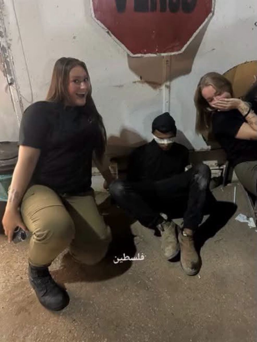 MyPalestine0's tweet photo. مجندتان في جيش الاحتلال تتباهيان باعتقال شابٍ فلسطيني معصوب العينين ومقيّد اليدين https://t.co/XnOEOjd2T4