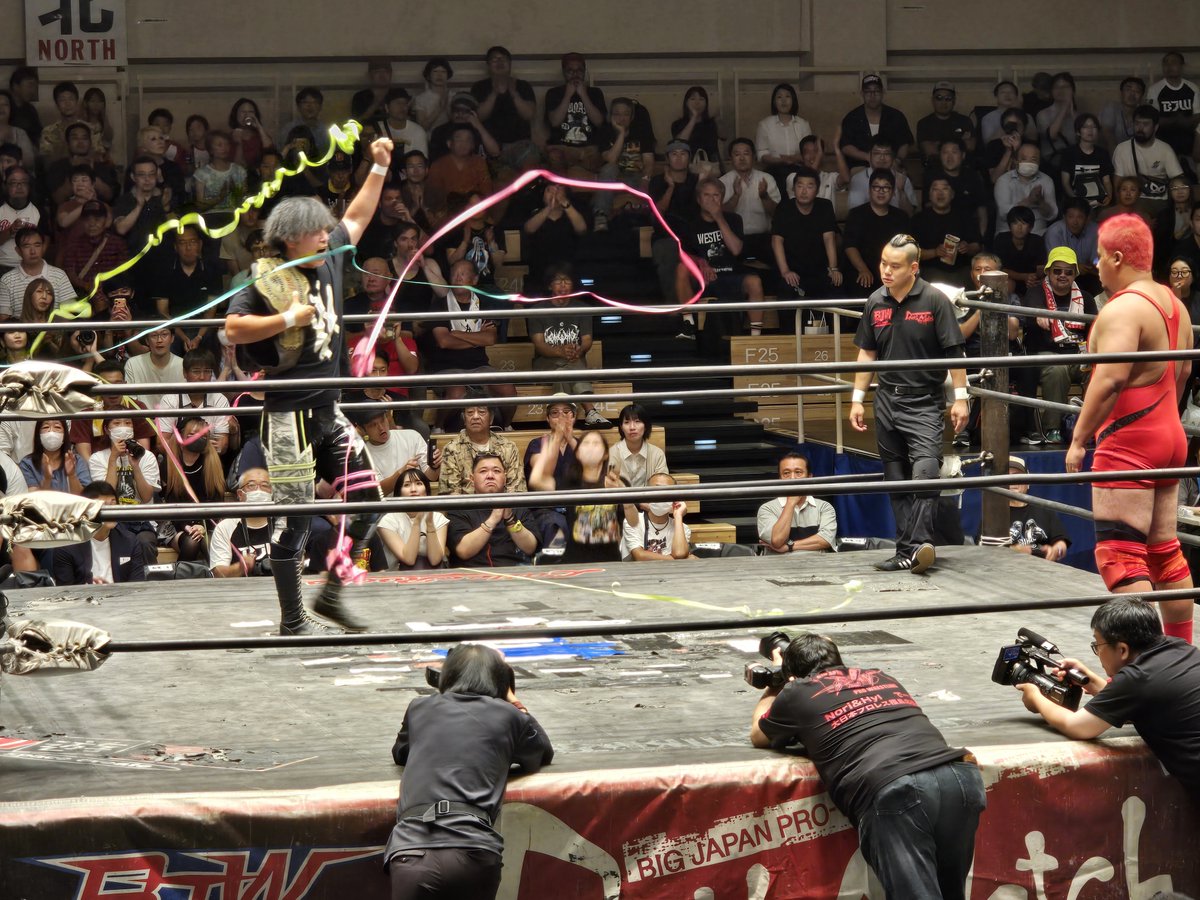 bjwforever's tweet photo. 今日はいつもより盛り上ってます
お客さんのテンションもいい
#bjw
 #bjw1000 https://t.co/B2dfo3rrwP