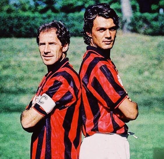 calciolog_tr's tweet photo. En dokunaklı veda tabii ki Maldini’den gelecekti:

“Hoşça kal Franco. Bugün, senin bizimle birlikte sahaya çıkamadığın günlerde hissettiğim duygunun aynısını yaşıyorum: Kaptanımız olmadan ne yapacağız?

Bana son nefesine kadar mücadele etmeyi, formaya bağlılığın ne anlama geldiğini ve gerçek bir lider olmanın değerini sen öğrettin.

Çocukken beni korudun, gençliğimde bana yol gösterdin, yetişkinliğimde ise bana ilham oldun.

Birlikte oynama onuruna eriştiğim en büyük futbolcuydun. Seni çok özleyeceğiz ama yıldızının ışığı bize sonsuza dek yol göstermeye devam edecek.”