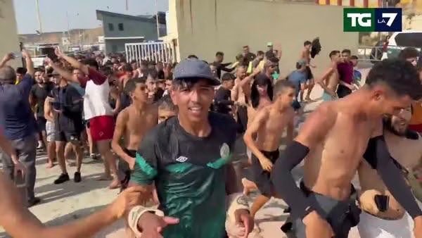 ninabecks1's tweet photo. 👏👏👏👏👏👏

A proposito dei poveri immigrati clandestini che fuggono dalla fame(?) e dalla guerra(?) dal Marocco?
Il Marocco è uno Stato stabile senza conflitti armati generalizzati o carestie di massa.
Vabbè.
Comunque sia, bella la maglietta tecnica da allenamento Gymshark Onyx 5.0 Seamless T-Shirt (conosciuta anche come Onyx V5) da € 159,00 che indossa il "fuggitivo dalla guerra e dalla fame", con classe però! (Ma basta vedere come sono fragili e sfiniti tutti...)
Più schifo di #sanchez me lo fanno solo quelli di sinistra e chi li protegge qui in Italia!
#risorsegrosserisorse
PS: mi domandavo, ma le donne, i bambini e gli anziani del Marocco "in guerra", esattamente, dove sono? 
Ah, dimenticavo.
Il Marocco è inserito dall'Italia (e dalla Spagna ovviamente...) nella lista dei "paesi di origine sicuri"
Per questo motivo, chi proviene da lì vede la sua domanda di asilo quasi sempre: respinta...
Quindi dove andranno?
Ci vuole molto a fare 2.500 chilometri via terra sparpagliandosi per l'Europa per arrivare -ad esempio- a Roma?
#nonédifficiledacapire
Si vede a occhio che questa orda è il meglio della loro gioventù, costretta ad emigrare!
Tutti "grandi cervelli" in fuga, tutti giovani con tanta voglia di lavorare e crearsi un futuro in Europa!
Queste sono le  magnifiche risorse della nostra economia e società.
#Ah_quasi_dimenticavo
Sarà un caso che il re del Marocco Mohammed VI, ha da poco concesso la grazia reale a 1.788 delinquenti  condannati da diversi tribunali del Paese?
(Nota. Qualcuno risponderà al post offendendomi, minacciandomi, facendo osservazioni culturali e statistiche multientiche, sicuramente difendendo sancez, e che Cetua è lontana e che questi "poveri denutriti e disagiati" migranti cercano la terra promessa ma, dato che questo post è ormai fuori dal mio controllo, con oltre 1.000 risposte e 1000 condivisioni, per precisione vi mando affanculo fin da ora perchè poi magari mi perdo l'opportunità di farlo face to face! Grazie. Ad maiora.)
Facciamo una scommessa?
Ceuta, essendo territorio spagnolo, il progressista #sanchez, illuminato sulla via di Damasco, non esisterà un istante a "regolarizzare tutti" conferendo loro lo "stato di rifugiato" (solo Dio sa il perché... ) e quindi il diritto di "libera circolazione" in tutta Europa.
#Scomnettiamo? 

Massimiliano De Cristofaro