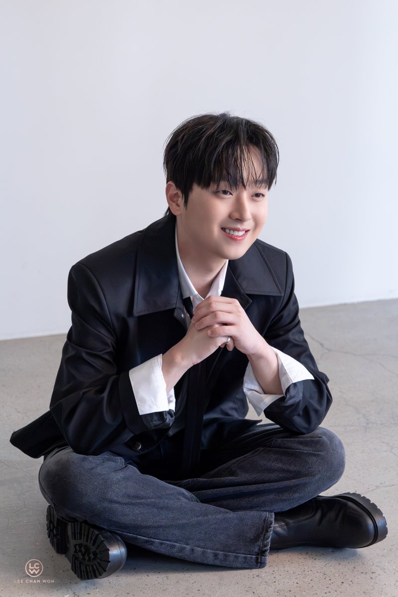 ChanWonOfficial's tweet photo. [🩷] 비하인드 포토가 도착했습니다

모두 찬원의 New Profile✨
비하인드 영상 보고 오셨나요?😆

프로필 촬영의
비하인드 포토도 함께 찾아왔으니🥰

더 많은 사진은
👉공식 팬카페👈로
만나러 와주세요🤗

#이찬원 #LeeChanWon 
#프로필 #비하인드 https://t.co/CkdlsSlE2M