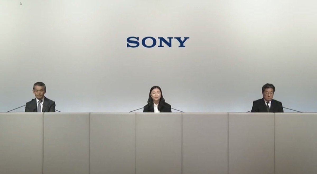 ArcadePerfect24's tweet photo. The difference in presentation: 

Pic 1: 
Ultra casual Sony on sharing PlayStation disc games with others.

Pic 2: 
Ultra corporate Sony on killing PlayStation disc games entirely for everyone.

#PlayStation #NoDiscNoBuy #PS5 #Sony https://t.co/hZntK06yJO