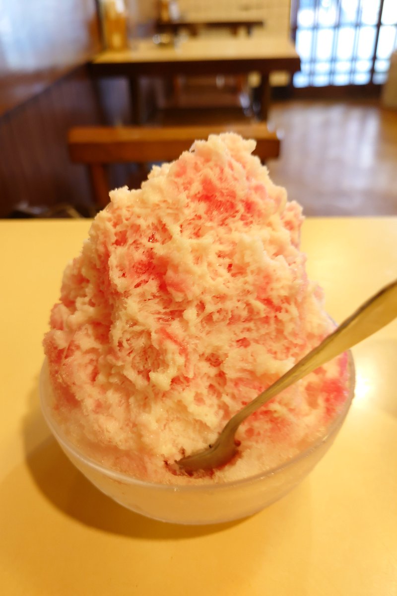 JUN791209's tweet photo. 大阪市西成区萩ノ茶屋の『甘党・喫茶ハマヤ』にてデザートタイム。氷イチゴミルク、アイスオーレを注文😁
昔ながらの甘味処で休憩です😊
冷たい氷イチゴミルクをいただき、クールダウンできました✨価格も良心的で地元にあれば通いたいお店です! https://t.co/3voNcZClNl
