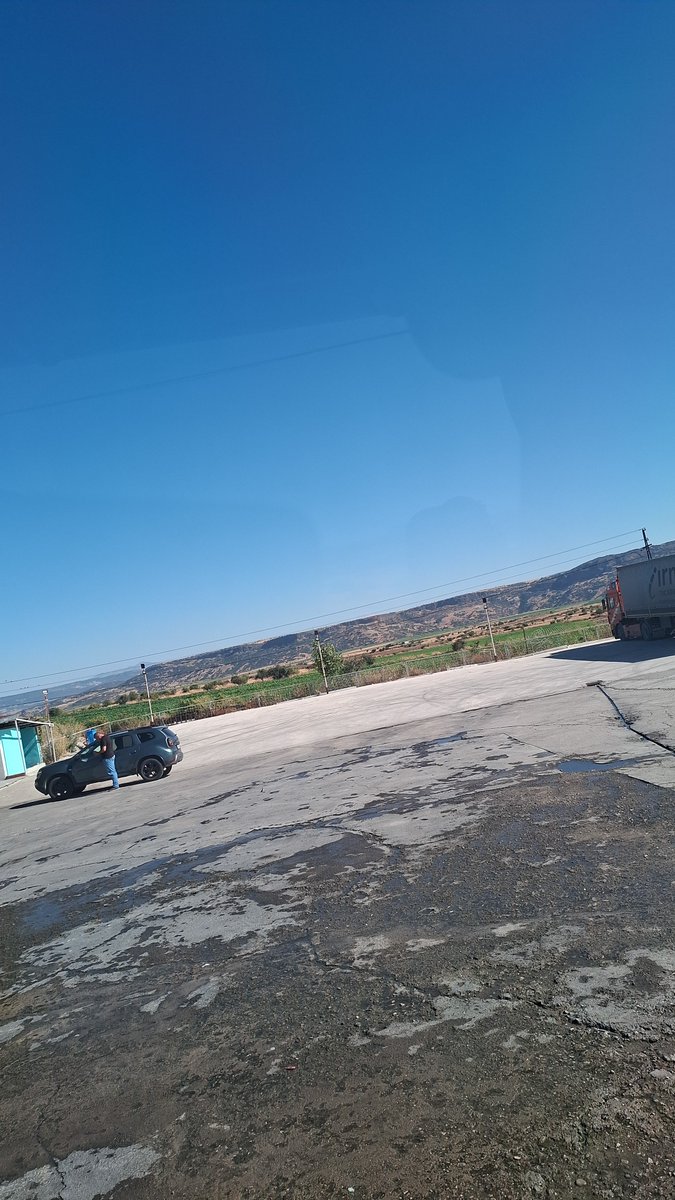BarnabasCo94079's tweet photo. Eveeet küçük bir ilçeye misafirl olduk. İlçemizin en büyük özelliği küçük olması. Yani en küçük özelliği mı demeliydim bilemedim :ddd büyük kelimesi ile aynı cümlede kullanmak biraz garip hissettirdi :ddd https://t.co/c5D2ob3c55
