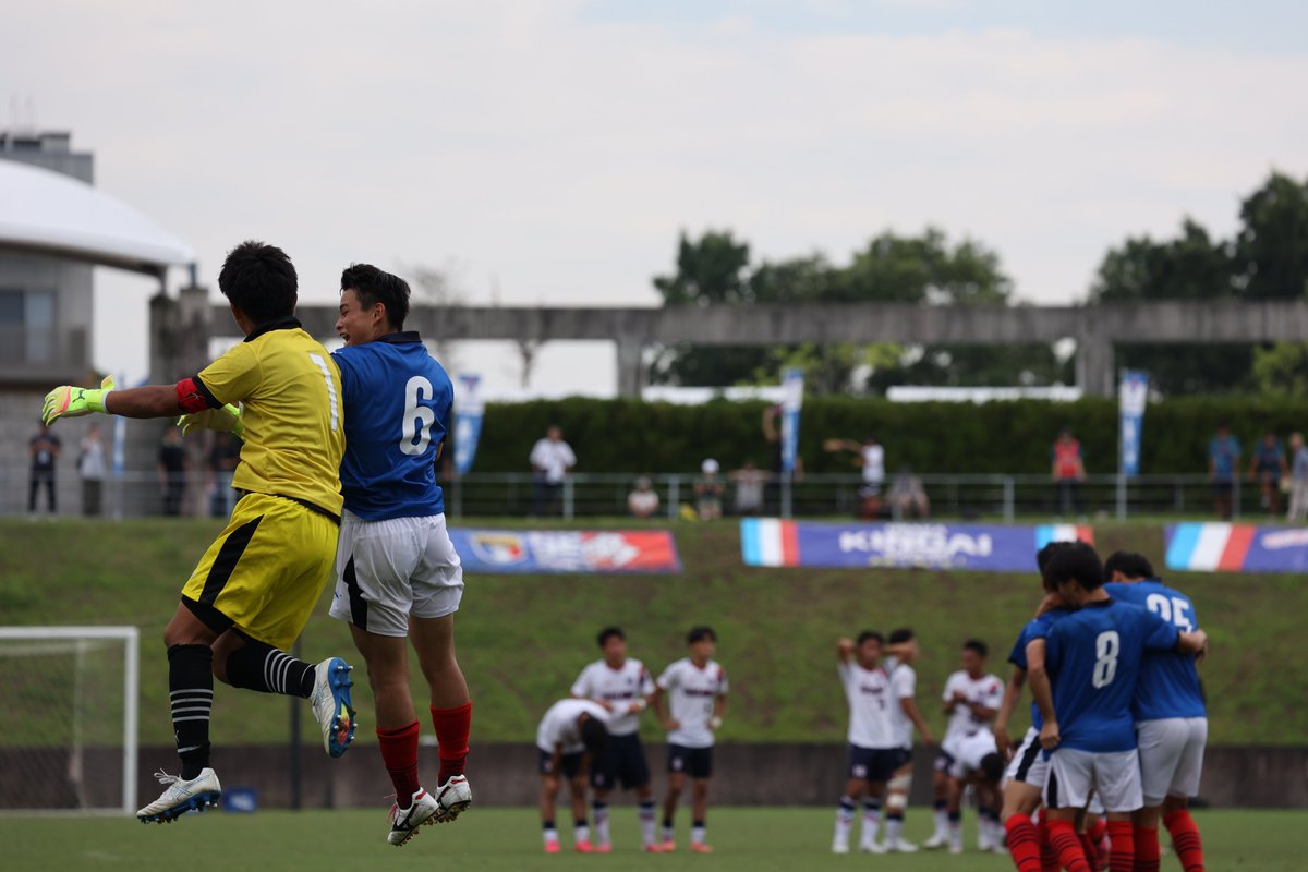 MementoMorita2's tweet photo. PK戦の5番目になった時にゴール裏に回ったことに気付いてくれた興山俊士が「撮ってね」と言わんばかりに目配せしてきて、色んなものが見えて気付ける選手やなって。ピッチ内外でチームを支えている良いGK。 https://t.co/UBQRhzGkN6