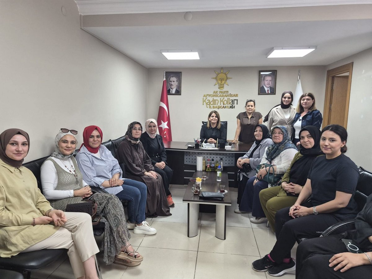 SandikliAkKadin's tweet photo. AK Parti Kadın Kolları MKYK Üyemiz ve Mualla Varol, Kadın Kolları MKYK Üyemiz Şaduman Şeker ile İl Kadın Kolları Başkanımız Hülya Kalaycı'nın katılımıyla İlçe Kadın Kolları Başkanları Toplantısı gerçekleştirildi.
Toplantıya Kadın Kolları Başkanımız Sevim ULUSOY katılım sağladı. https://t.co/0QWLhjmzH7