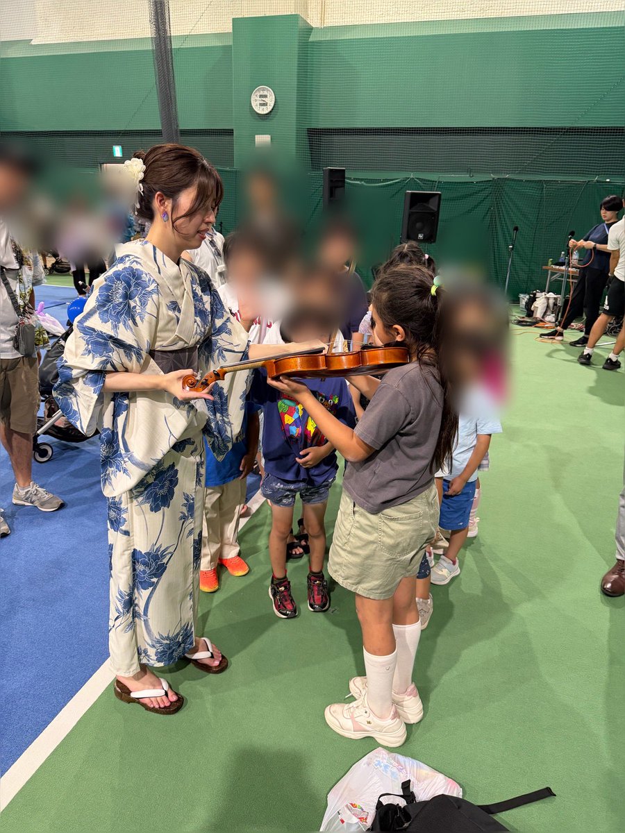 efcs0404's tweet photo. 7/20（月祝）えびなイコイコジョイフェスにて
第9回おとのはコンサートを開催しました
今回は音大出身
ヴォーカル・ヴァイオリン・ピアノトリオ
の「AIPIPI」（あいぴぴ）🎤🎻🎹と
山口音楽教室エスカルゴの皆様に
ご出演頂きました♪
ヴァイオリニストのSatoeさんに
ダイジェスト動画を作成頂きましたので
是非ご覧ください🎥
Satoeさんいつもありがとうございます🌷︎

🎼演奏曲🎼
 AIPIPI
・Part of your World／リトル・マーメイド
・夏空グラフィティ／いきものがかり
・青と夏／https://t.co/YDjHuaa5hq APPLE
・カイト／嵐
・To Love You More／セリーヌディオン
・セレナーデ　ハ長調ワルツ／チャイコフスキー
　※児童バレエひまわりコラボ
・Another Sky／葉加瀬太郎
・コイスルオトメ／いきものがかり
・アイノカタチ／MISIA

エスカルゴ
・やまのおんがくか／童謡
・カノン／パッヘルベル

コンサート後にはおとのはコンサート恒例の
お子さま楽器体験会を開催しました🤗
プロヴァイオリニストから
直接ヴァイオリンを習える機会と会って
沢山のお子さまに並んでいただきました🤩
AIPIPIの皆様、エスカルゴの皆様
素敵な歌唱・演奏をありがとうございました

過去の演奏動画はこちら⬇️
https://t.co/8oVIzxlfC3

#えびなイコイコジョイフェス #海老名 #おとのはコンサート #AIPIPI  #エスカルゴ 
@SatoeViolin @oono_sayo