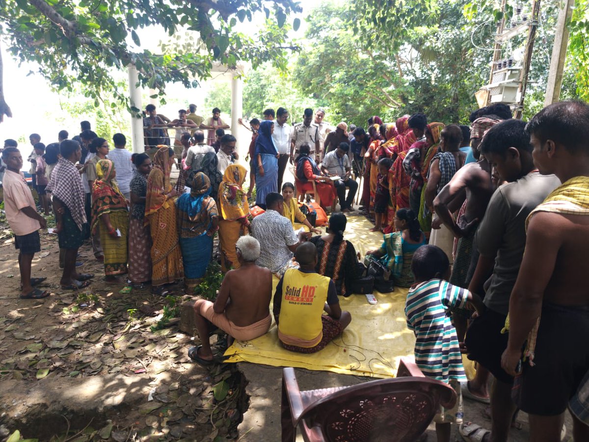 CollectorJspur's tweet photo. ADM Paradip visited flood affected areas of Kujanga Block. discussed with people and ensured all basic facilities @CMO_Odisha @IPR_Odisha @SRC_Odisha  #jagatsinghpurready https://t.co/IM5ujV8UYc