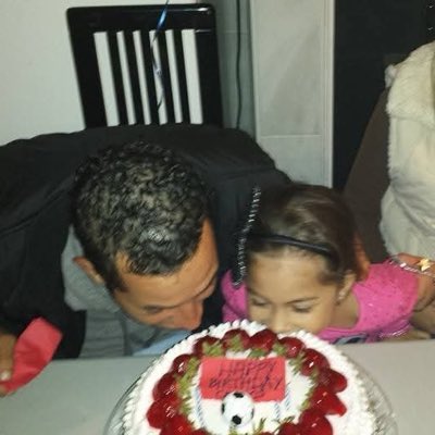 kbrissx_'s tweet photo. jamás pensé que te irías tan pronto de mi vida, te amo para siempre papá 🤍 https://t.co/shcUqtzBPj
