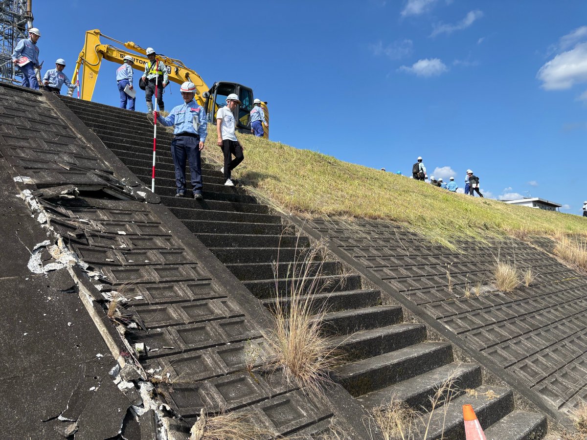 mlit_NILIM's tweet photo. 【令和8年熊本地震対応】

#国総研 では、令和8年熊本地震発生直後から職員を被災地へ派遣し、被害調査や早期復旧のための技術支援に取り組んでいます。
https://t.co/RMo84429Di

1枚目：損傷した国道219号新萩原橋における現地調査（7月30日）
2枚目：球磨川の堤防護岸の被災箇所の確認（7月30日） https://t.co/QyOi3N8d7W