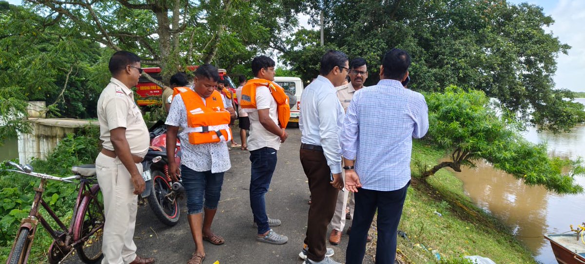 CollectorJspur's tweet photo. ADM Paradip visited flood affected areas of Kujanga Block. discussed with people and ensured all basic facilities @CMO_Odisha @IPR_Odisha @SRC_Odisha  #jagatsinghpurready https://t.co/IM5ujV8UYc