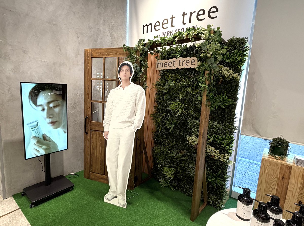 atcosmenet's tweet photo. 「meet tree」がPOP UPイベントを@ cosme TOKYOで開催中🌱

会場には、森林浴気分を味わえるアイテムが勢ぞろい！アンバサダーのパク・ソジュンさんフォトパネルも登場するよ

8月4日(火)まで！
@ cosme OSAKAは8月12日(水)スタート、詳しくは👇
https://t.co/0WA8xOkGfW https://t.co/cmTd1MsS3h