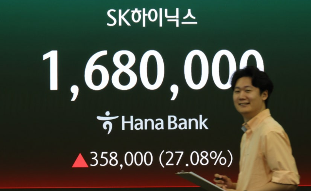 kimyun73's tweet photo. [속보] 최태원 웃었다, SK하이닉스 장중 '상한가'…29.95% 오른 171만 8000원

최태원 SK그룹 회장이 SK하이닉스 주식을 매수한 바로 다음 날 주가가 장중 상한가를 기록했다.

31일 한국거래소에 따르면 SK하이닉스는 장중 전 거래일보다 29.95% 오른 171만 8000원을 기록하며 가격제한폭까지 치솟았다. 최근 증시 급락으로 하락세를 타던 중 외국인 매수세가 대거 유입되고 투자심리가 회복된 영향이다.

앞서 최 회장은 전날 SK하이닉스 보통주 3620주를 총 49억 원(주당 평균 135만 3677원)에 장내 매수했다고 공시했다. 매수 하루 만에 주가가 171만 8000원까지 폭등하면서 최 회장은 약 13억 원의 평가차익을 거두게 됐다.

SK하이닉스의 급등으로 관련 상품과 동종 업계도 강세를 보였다. SK하이닉스 2배 레버리지 ETF는 장중 55%까지 올랐고, 삼성전자 등 대형 반도체주도 동반 상승하며 코스피 지수를 견인했다.