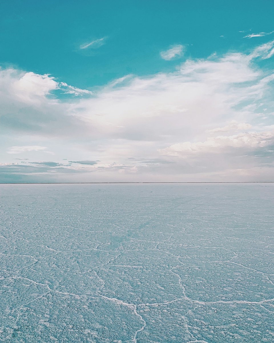 earthcurated's tweet photo. It's hard to believe this place actually exists on Earth. 

Endless white horizons, mirror-like reflections, and silence as far as the eye can see. ✨ https://t.co/sBKcg0gs7o
