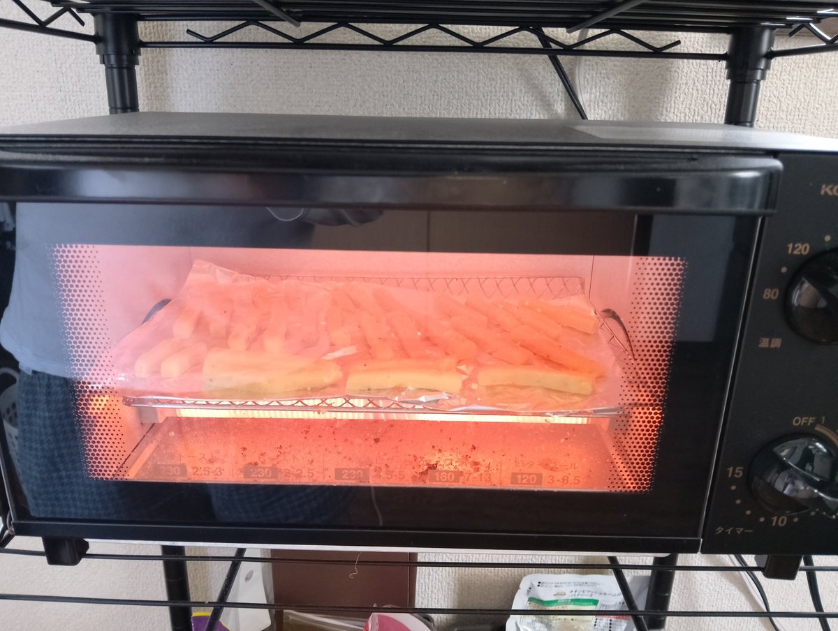 momingcha1's tweet photo. お米もパスタもなにもないんだけどイモだけは沢山あるんだけどさ、何を作ろうか決めないままなんとなくレンジで蒸してマッシュして片栗粉と唐揚げ粉とチーズいれてお団子にしてみたんだけど、じゃがりこみたいな色してるなっておもって、手探りでじゃがりこ作りに挑戦してみた(´・ω・｀) https://t.co/IvsewtD9qU