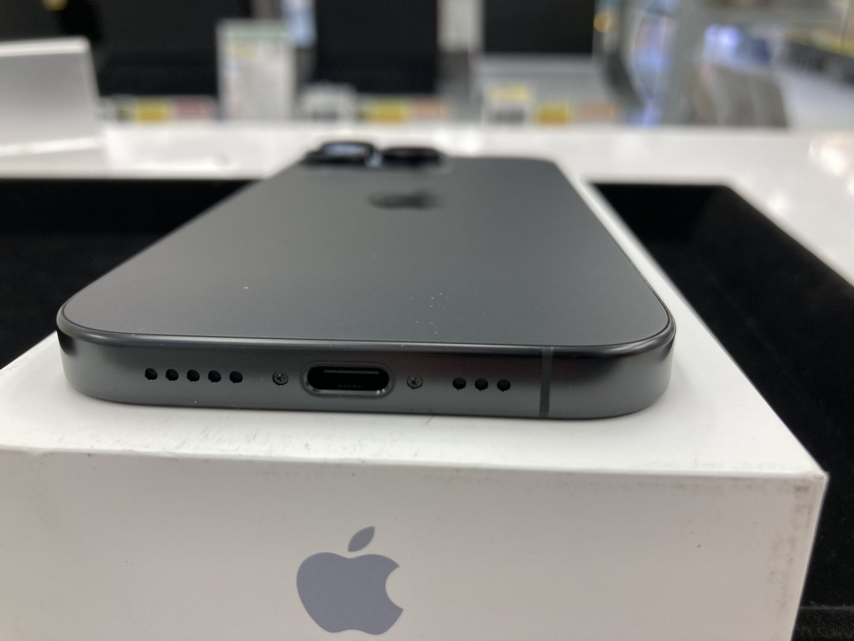 sofmap_reuse's tweet photo. バッテリーが状態良い中古iPhone
魅力的ですよねぇ

iPhone16Pro 128GB
ブラックチタニウム

🔋最大容量100%!
端子周りの傷もない美品♪
【ソフマップ新宿店】にて販売中😆
詳細はリンクのツリーから！ https://t.co/SHvBHKft0j