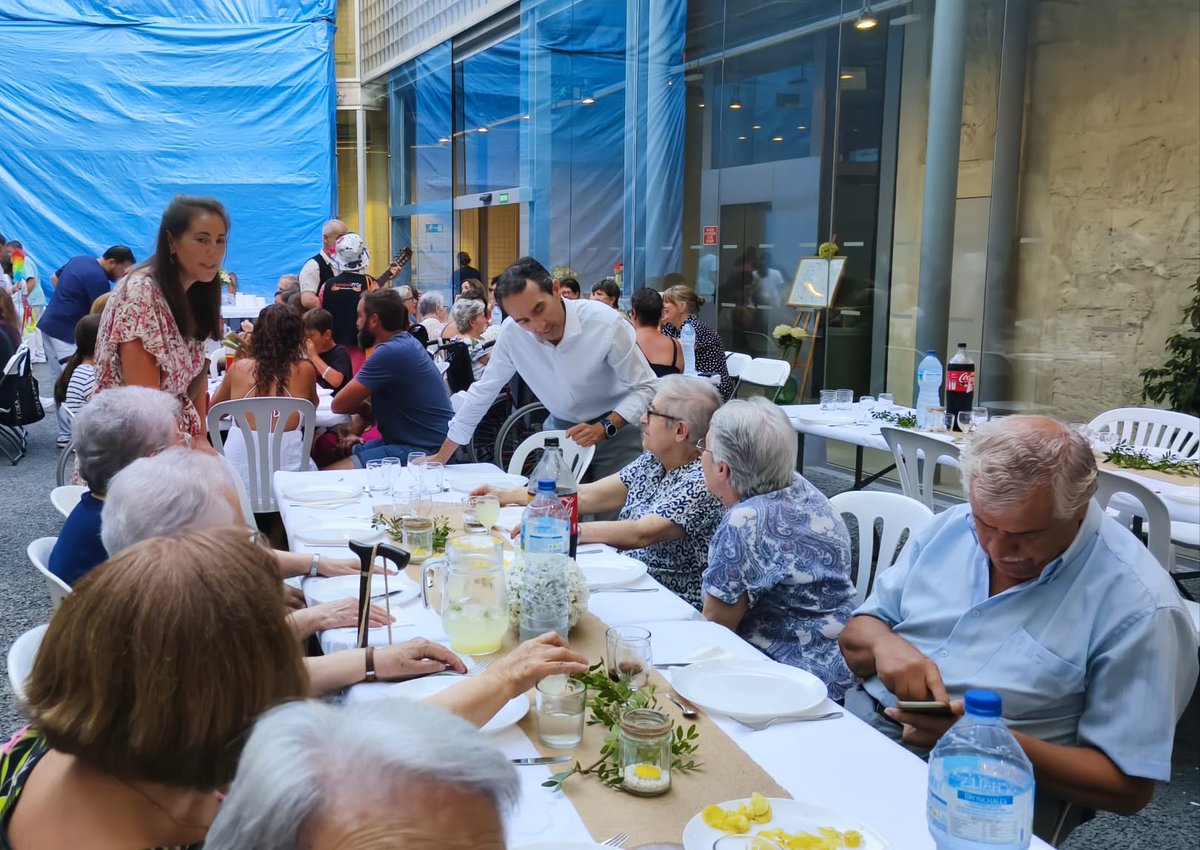 ConselldeMca's tweet photo. 🔵El Consell se suma a les activitats de la residència Miquel Mir amb motiu de les festes patronals d’Inca.

El president de l’IMAS assisteix al sopar de Sant Abdó i Sant Senén amb residents, famílies i professionals del centre.

➡️ https://t.co/VY7pgoUgjU https://t.co/See57kAPMf