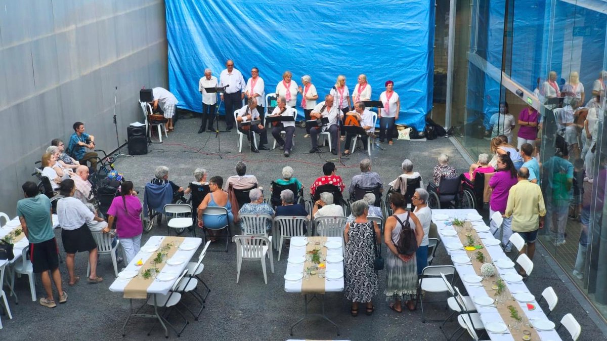 ConselldeMca's tweet photo. 🔵El Consell se suma a les activitats de la residència Miquel Mir amb motiu de les festes patronals d’Inca.

El president de l’IMAS assisteix al sopar de Sant Abdó i Sant Senén amb residents, famílies i professionals del centre.

➡️ https://t.co/VY7pgoUgjU https://t.co/See57kAPMf